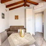 Apartmán Air-conditioned Penthouse With Terrace And Parking Badesi